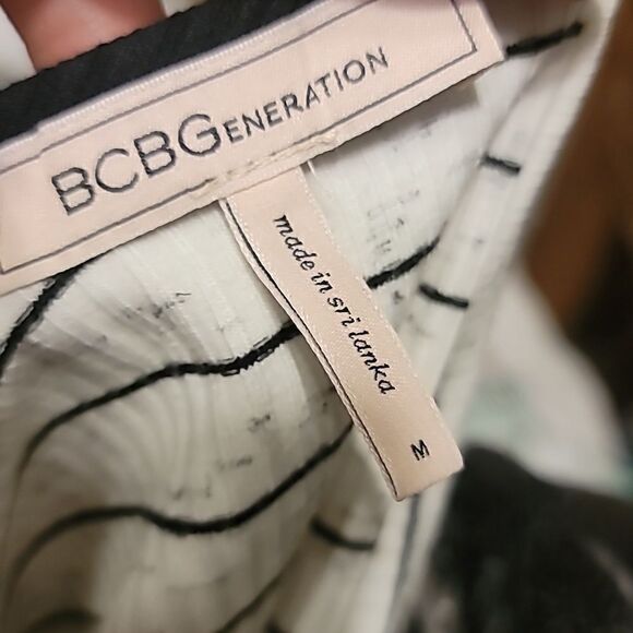 BCBGeneration Striped Top Size M - Picture 5 of 6